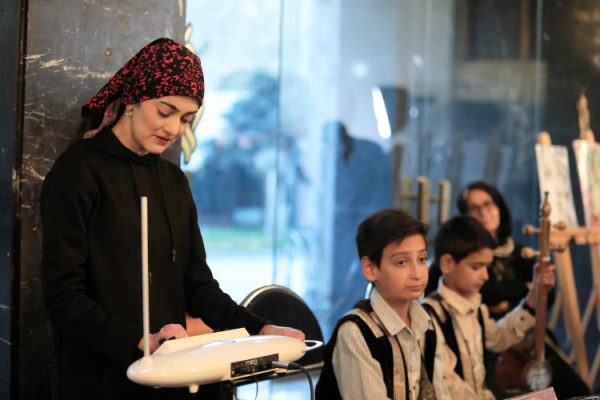 آنگاه که صدای یک پروانه بلندتر از درد می‌شود