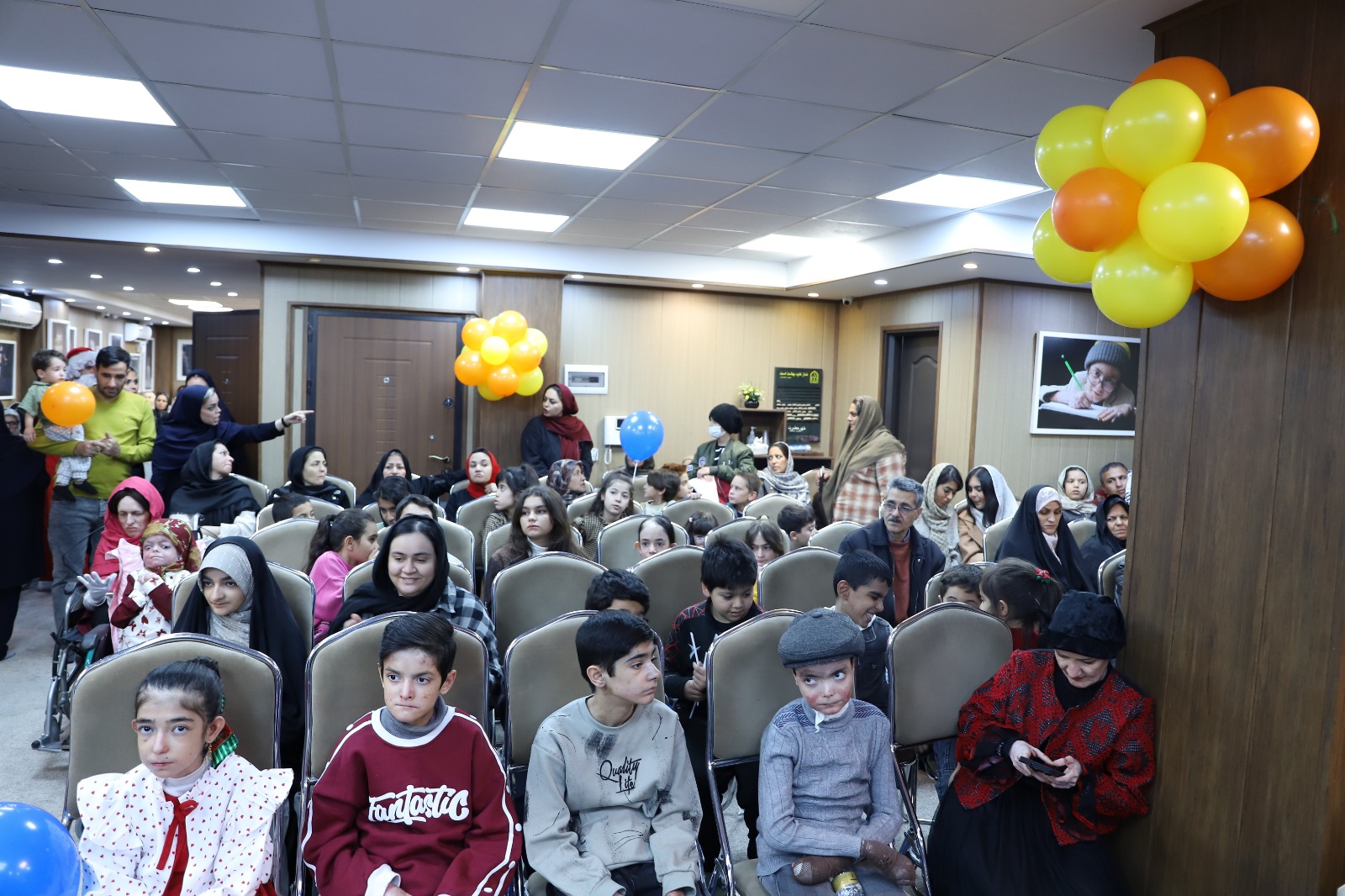 نمای کلی جشن شب یلدا در خانه ای بی