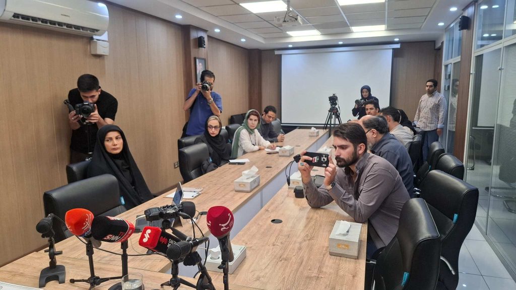 حضور خبرنگاران و اصحاب رسانه در نشست خبری پرداخت غرامت بیماران پروانه‌ای در خانه ای‌بی