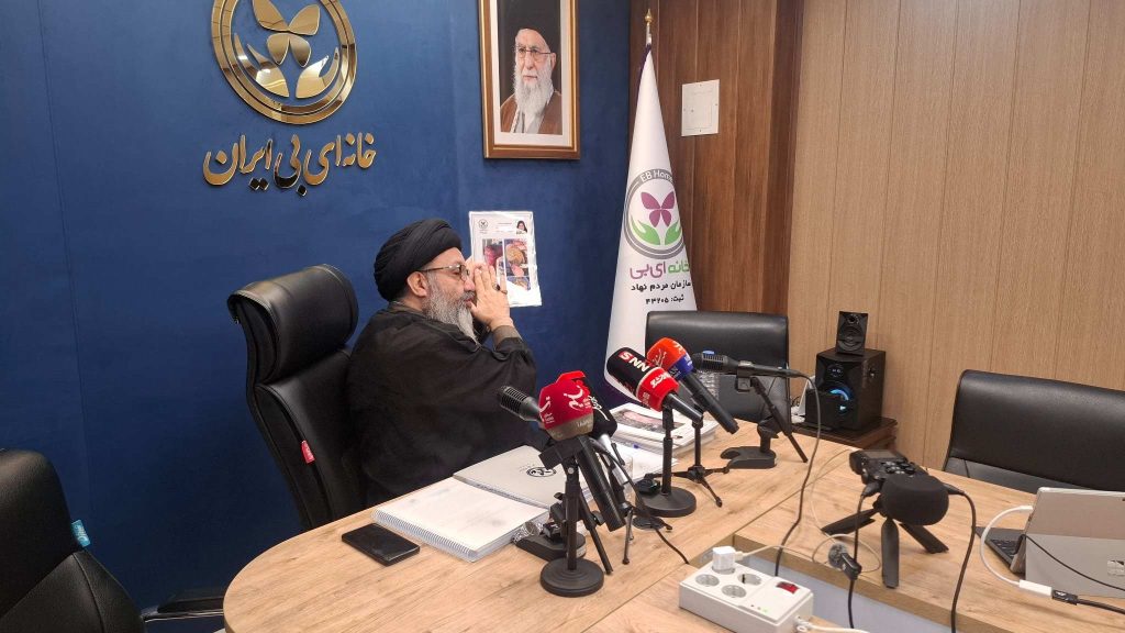 مدیرعامل خانه ای‌بی در حال پاسخگویی به خبرنگاران درباره پرونده غرامت بیماران پروانه‌ای