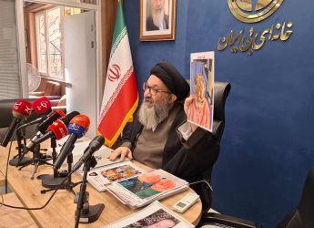1. مدیرعامل خانه ای‌بی در نشست خبری در حال ارائه مستندات مربوط به بیماران پروانه‌ای