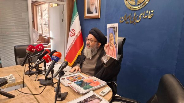 1. مدیرعامل خانه ای‌بی در نشست خبری در حال ارائه مستندات مربوط به بیماران پروانه‌ای